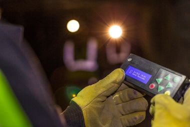 Flat low-power displays for mobile devices