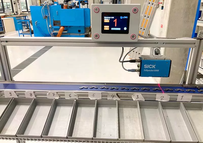 Quality controller at Randolph Schröder GmbH for its Löwe garden scissors Quality controller at Randolph Schröder GmbH for its Löwe gardenscissors